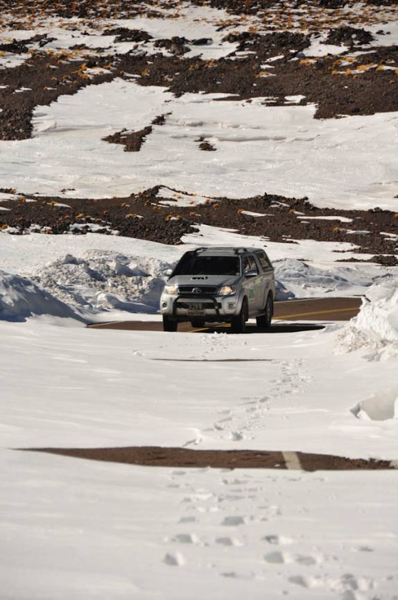 A neve impede a Fiona de prosseguir em direção ao Paso San Francisco, na Argentina